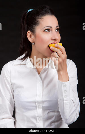 Frau Essen gelbe Zitrone Stockfoto