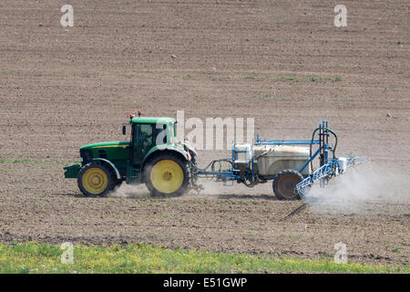 Traktor auf dem Feld arbeiten Stockfoto