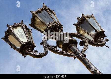 Straßenlaterne vor blauem Himmel Stockfoto