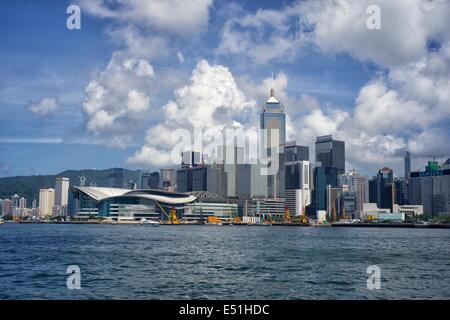 Skyline von Hong Kong Island gesehen von Victoria Harbour Stockfoto