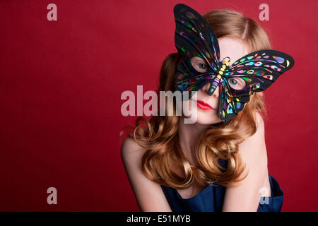 Porträt von Teenager-Mädchen mit Schmetterling-Maske Stockfoto