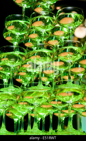 Pyramide aus Champagner-Gläser Stockfoto