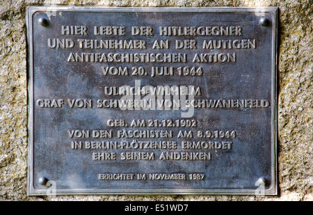 Rostock, Deutschland. 16. Juli 2014. Ein Placque Denkmal für Hitler-Gegner Ulrich-Wilhelm Graf Schwerin von Schwanenfeld, der von den Nazis im Jahre 1944 im Park in Göhren in der Nähe von Rostock, Deutschland, 16. Juli 2014 hingerichtet wurde. Die neue Dauerausstellung "Bauern gegen den Nationalsozialismus" mit Porträts von 31 Frauen und Männern und die Namen der 120 anderen mutigen Menschen wurde feierlich eröffnet am 18 Juli 2014at die alten Bräuche in Göhren Haus. Foto: BERND WUESTNECK/Dpa/Alamy Live News Stockfoto