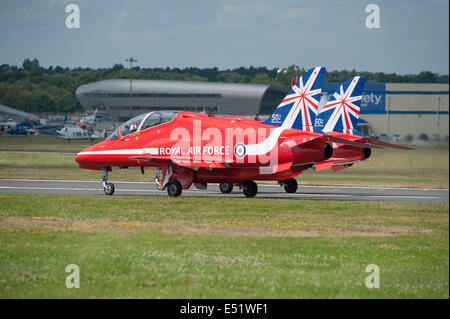 Flugplatz Farnborough, Hampshire, UK. 17. Juli 2014. Die internationale Luft-und Raumfahrtausstellung ist Großbritanniens größte Veranstaltung in der Luft-und Raumfahrt-Verteidigung-Kalender, alle zwei Jahre stattfindet. Bereitstellung von Geschäftsmöglichkeiten für die globale Luftfahrtindustrie, eröffnet auch für die Öffentlichkeit am 19. / 20. Juli, in diesem Jahr feiert 100 Jahre Luftfahrtgeschichte. Teilnehmenden Flugzeuge erreichen einen neuen Höchststand für Farnborough International Airshow in diesem Jahr gesponsert von Airbus Group. Red Arrows Hawk-Jets vorbereiten für den Start, Tag 4 von der Messe. Bildnachweis: Malcolm Park Leitartikel/Alamy Live-Nachrichten. Stockfoto