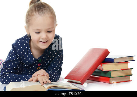 Mädchen lesen Buch isoliert auf weiss Stockfoto