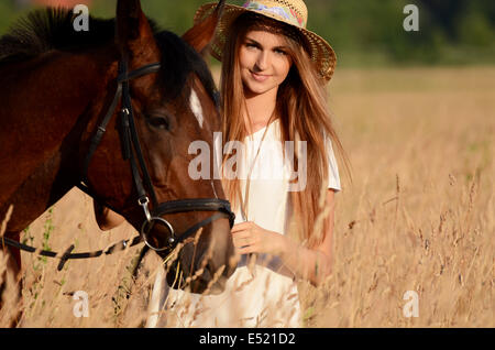 Die Frau auf einem Pferd im Feld Stockfoto