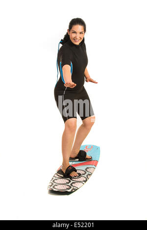 Surfer-Frau auf sein Surfbrett in Aktion isoliert auf weißem Hintergrund Stockfoto