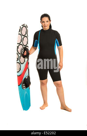 Surfer-Frau in Neopren-Anzug hält Surfbrett isoliert auf weißem Hintergrund Stockfoto