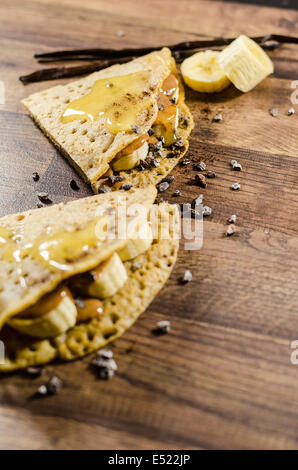 Bananenpfannkuchen mit Choco Chips am Tisch Stockfoto