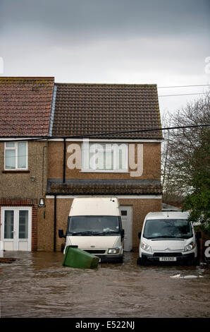 Ein Haus durch Hochwasser im Dorf Moorlandschaften auf dem britischen Somerset Ebenen überschwemmt Stockfoto