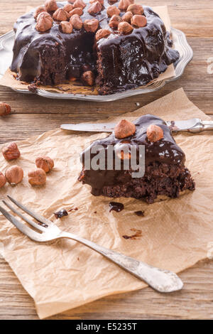 Nuss-Schokoladenkuchen mit Kirschen Stockfoto