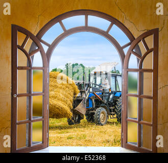 Traktor mit einem Heu Stockfoto