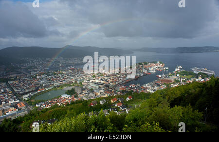 Regenbogen über Bergen Norwegen Stockfoto