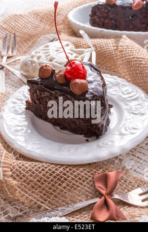 Nuss-Schokoladenkuchen mit Kirschen Stockfoto
