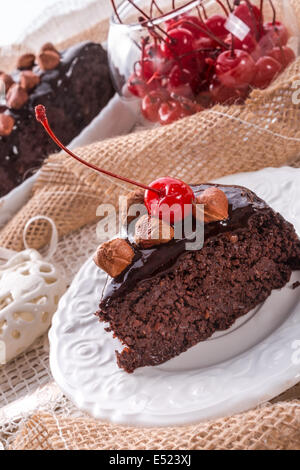 Nuss-Schokoladenkuchen mit Kirschen Stockfoto