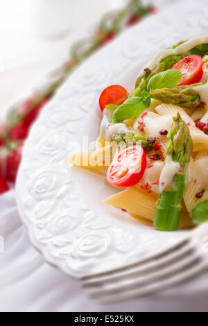 Nudeln mit Spargel in Sahne-Käse-sauce Stockfoto