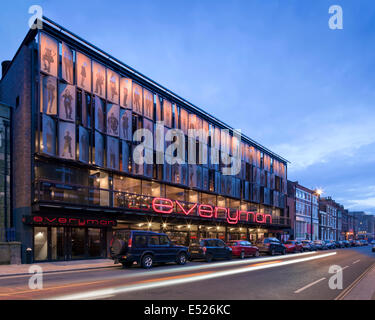 Everyman Theatre, Liverpool, Vereinigtes Königreich. Architekt: Haworth Tompkins, 2014. Fassade mit beleuchtet Beschilderung in der Abenddämmerung. Stockfoto