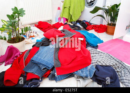 Haufen von schmutzige Wäsche bereit für die Wäsche im Haus Bad Stockfoto