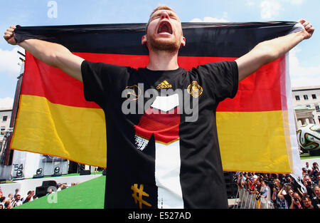 Welcome-Party der deutschen Nationalmannschaft, die neue Fußball-Weltmeister, am Brandenburger Tor in Berlin, Per Mertesacker. Stockfoto