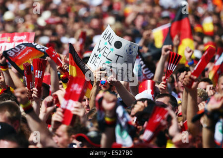 Welcome-Party der deutschen Nationalmannschaft, die neue Fußball-Weltmeister, am Brandenburger Tor in Berlin. Stockfoto