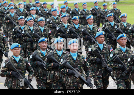 (140718)--QUEZON CITY, 18. Juli 2014 (Xinhua)--UN-Friedenstruppen parade während die Riten der AFP-Änderung der Befehl in Camp Aguinaldo in Quezon City, Philippinen am 18. Juli 2014. Philippinische Präsident Benigno Aquino III. ernannte Leutnant General Gregorio Pio Catapang, Jr. als der neue Stabschef der Streitkräfte der Philippinen (AFP), die AFP sagte am Mittwoch. Catapang übernahm offiziell sein Amt als 45. Stabschef der AFP am Freitag. (Xinhua/Rouelle Umali)  (d) Stockfoto