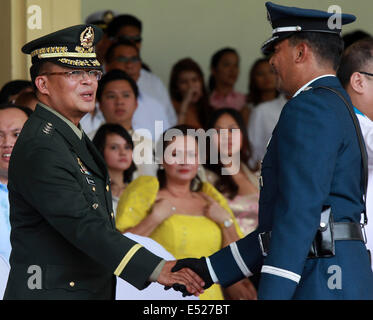 (140718)--QUEZON CITY, 18. Juli 2014 (Xinhua)--die eingehenden Streitkräfte der Philippinen (AFP) Chef des Stabes Generalleutnant Gregorio Pio Catapang, Jr. (L, vorn) schüttelt die Hand mit einem Offizier während die Riten der AFP-Änderung der Befehl in Camp Aguinaldo in Quezon City, Philippinen am 18. Juli 2014. Philippinische Präsident Benigno Aquino III. ernannte Leutnant General Gregorio Pio Catapang, Jr. als der neue Stabschef der Streitkräfte der Philippinen (AFP), die AFP sagte am Mittwoch. Catapang offiziell übernahm seinen Posten als 45. Stabschef der AFP am Freitag Stockfoto