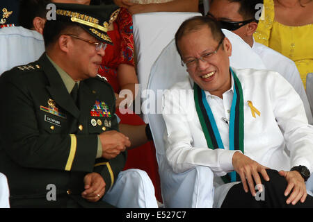 (140718)--QUEZON CITY, 18. Juli 2014 (Xinhua)--die eingehenden Streitkräfte der Philippinen (AFP) Chef des Stabes Generalleutnant Gregorio Pio Catapang, Jr. (L) Gespräche mit philippinische Präsident Benigno Aquino III. während die Riten der AFP-Änderung der Befehl in Camp Aguinaldo in Quezon City, Philippinen am 18. Juli 2014. Philippinische Präsident Benigno Aquino III. ernannte Leutnant General Gregorio Pio Catapang, Jr. als der neue Stabschef der Streitkräfte der Philippinen (AFP), die AFP sagte am Mittwoch. Catapang offiziell übernahm seinen Posten als 45. Stabschef der AFP auf Stockfoto