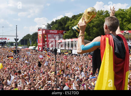 Welcome-Party der deutschen Nationalmannschaft, die neue Fußball-Weltmeister, am Brandenburger Tor in Berlin, Bastian Schweinsteiger. Stockfoto