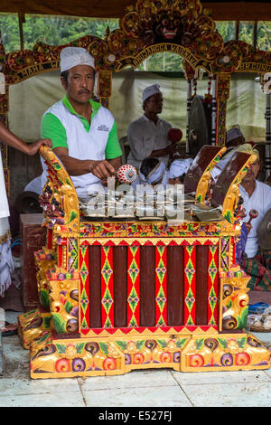 Jatiluwih, Bali, Indonesien.  Metallophon (Jegogan) Spieler in einem Gamelan-Orchester, Hindu-Tempel Luhur Bhujangga Waisnawa. Stockfoto