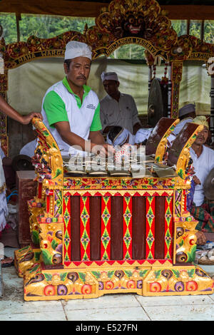 Jatiluwih, Bali, Indonesien.  Metallophon (Jegogan) Spieler in einem Gamelan-Orchester, Hindu-Tempel Luhur Bhujangga Waisnawa. Stockfoto