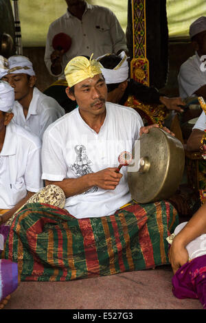 Jatiluwih, Bali, Indonesien.  Ein Gong-Spieler in einem Gamelan-Orchester, Hindu-Tempel Luhur Bhujangga Waisnawa. Stockfoto