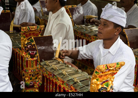 Jatiluwih, Bali, Indonesien.  Junge Mann spielt ein Metallophon in einem Gamelan-Orchester, Hindu-Tempel Luhur Bhujangga Waisnawa. Stockfoto