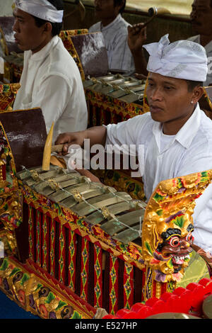 Jatiluwih, Bali, Indonesien.  Junge Mann spielt ein Metallophon in einem Gamelan-Orchester, Hindu-Tempel Luhur Bhujangga Waisnawa. Stockfoto