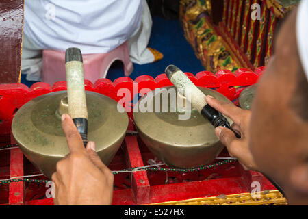 Jatiluwih, Bali, Indonesien.  Mitglied eines Gamelan-Orchester spielen die Kempli (Gong), Luhur Bhujangga Waisnawa Hindu-Tempel. Stockfoto