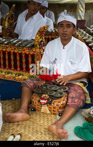 Jatiluwih, Bali, Indonesien.  Musiker spielen Becken (Ceng Ceng oder Cheng Cheng) in einem Gamelan-Orchester. Stockfoto