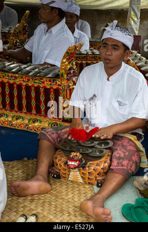 Jatiluwih, Bali, Indonesien.  Musiker spielen Becken (Ceng Ceng oder Cheng Cheng) in einem Gamelan-Orchester. Stockfoto