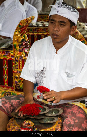 Jatiluwih, Bali, Indonesien.  Musiker spielen Becken (Ceng Ceng oder Cheng Cheng) in einem Gamelan-Orchester. Stockfoto