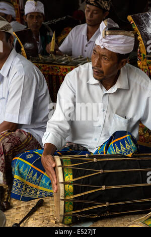 Jatiluwih, Bali, Indonesien.  Schlagzeuger in einem Gamelan-Orchester, Hindu-Tempel Luhur Bhujangga Waisnawa. Stockfoto