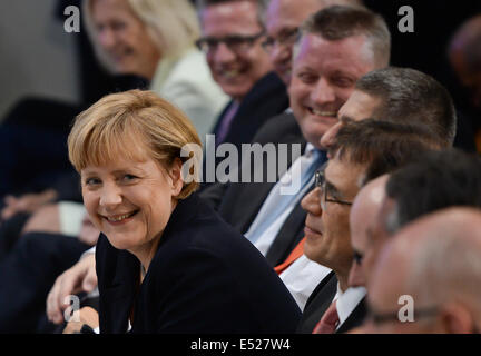 Bundeskanzlerin Angela Merkel lächelt während der Party zum 60. Geburtstag in Berlin, Deutschland, 17. Juli 2014. Rund 1.000 Gäste waren zu der Veranstaltung am Konrad-Adenauer-Haus in Berlin eingeladen. Foto: SOEREN STACHE/dpa Stockfoto