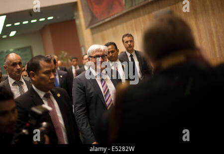 (140718) - Mexiko-Stadt, 18. Juli 2014 (Xinhua)--deutsche Innenminister Foreign Affairs Frank-Walter (C) kommt in das Gebäude des Außenministeriums Sekretärs, in Mexiko-Stadt, Hauptstadt von Mexiko, am 17. Juli 2014. (Xinhua/Pedro Mera) (d) Stockfoto