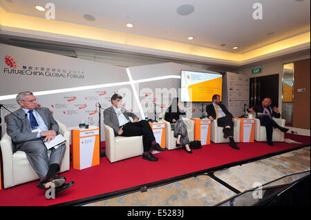 (140718)--Singapur, 18. Juli 2014 (Xinhua)--Michael Pettis (2 L), Professor of International Finance der Guanghua School of Management der Peking-Universität, Yang Yanqing (3. L), stellvertretender Chefredakteur der China Business News, Alfred Schipke (2. R), International Monetary Fund (IMF) Senior Resident Representative für China und Zhang Lifen (1. R), Associate Editor der Financial Times besuchen die Podiumsdiskussion zum Thema "Beurteilung Chinas Schuldenproblem" auf dem FutureChina Global Forum in Singapurs Shangri-La Hotel am 18. Juli , 2014. (Xinhua/Then Chih Wey) (d) Stockfoto