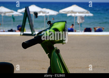 MANI Halbinsel, MESSINIA, Peloponnes, Griechenland, 14. Juli 2014. Vespa Piaggio Motorroller geparkt am Strand Stockfoto