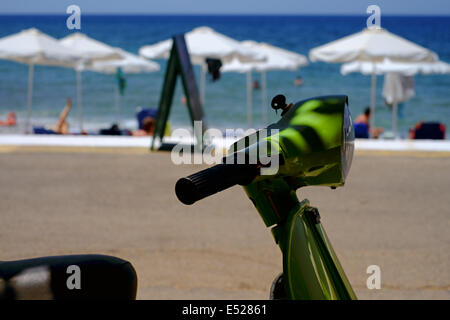 MANI Halbinsel, MESSINIA, Peloponnes, Griechenland, 14. Juli 2014. Vespa Piaggio Motorroller geparkt am Strand Stockfoto