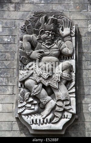 Jatiluwih, Bali, Indonesien.  Stein gemeißelten Gottheit Dekoration Wand des Tempels Hof.   Luhur Bhujangga Waisnawa Hindu-Tempel. Stockfoto