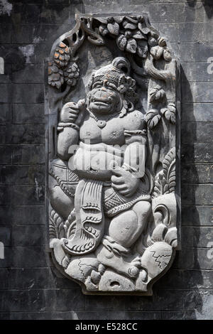 Jatiluwih, Bali, Indonesien. Stein - geschnitzte Gottheit (Hanuman) Dekoration Wand des Tempels Innenhof. Luhur Bhujangga Waisnawa Tempel. Stockfoto
