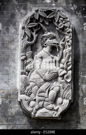 Jatiluwih, Bali, Indonesien.  Stein gemeißelten Gottheit Dekoration Wand des Tempels Hof.   Luhur Bhujangga Waisnawa Hindu-Tempel. Stockfoto