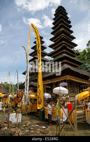 Jatiluwih, Bali, Indonesien.  Luhur Bhujangga Waisnawa Hindu-Tempel mit Banner und Tische für Angebote für religiöses fest. Stockfoto