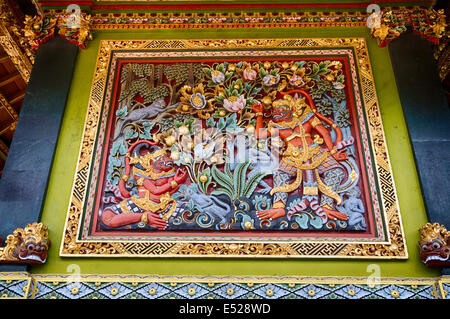 Jatiluwih, Bali, Indonesien.  Szene aus der hinduistischen Mythologie Tempelwand, Hindu-Tempel Luhur Bhujangga Waisnawa dekorieren. Stockfoto