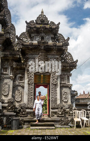 Jatiluwih, Bali, Indonesien.  Frauen Angebote in Innenhof, Luhur Bhujangga Waisnawa Hindu-Tempel zu bringen. Stockfoto