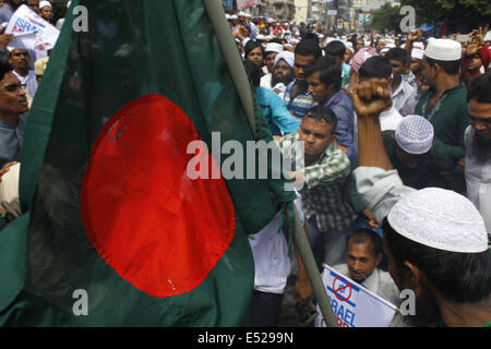 Dhaka, Bangladesch. 18. Juli 2014. Nach Jumma Gebet gemacht aus Bangladesch muslimischen protestieren & Feuer in israelische Fahne gegen anhaltenden israelischen Angriffe auf Gaza vor Baitul Mokarram Moschee. Israel drückte ihre Kampagne der Angriffe auf Gaza für eine 10. Tag zu bestrafen, sondern hielt sich aus starten eine Invasion bedroht Boden als die Welt intensiviert Bemühungen um Makler einen Waffenstillstand. Bildnachweis: Zakir Hossain Chowdhury/ZUMA Draht/Alamy Live-Nachrichten Stockfoto